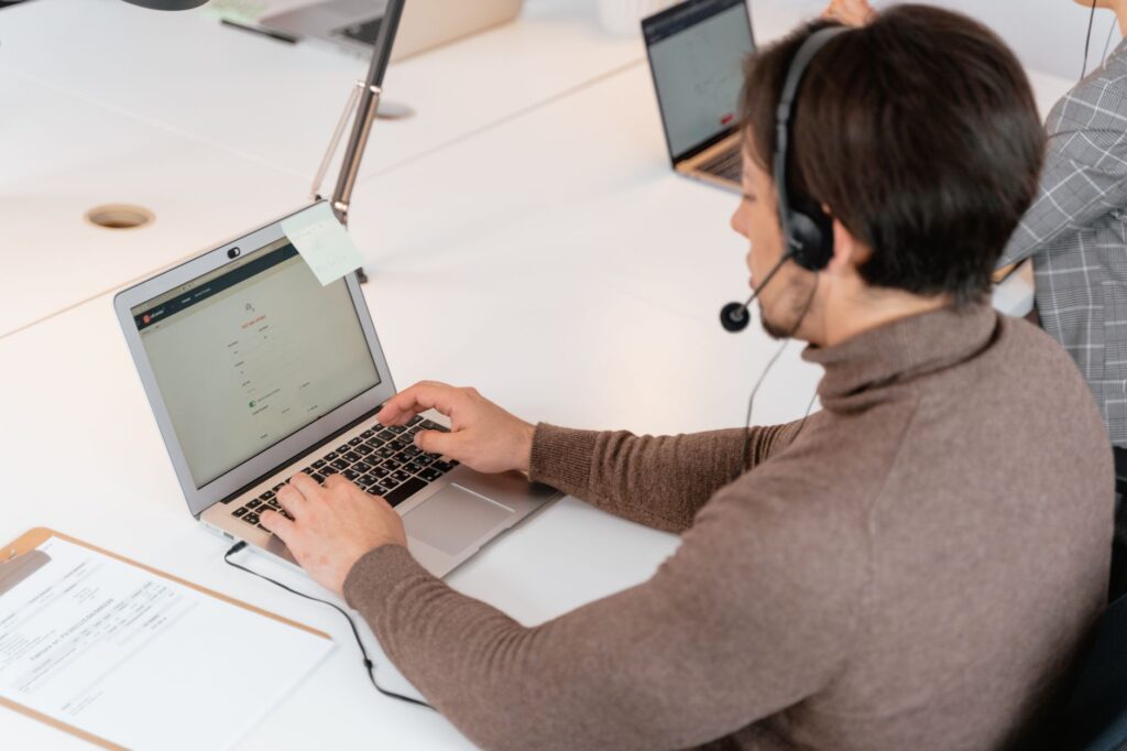 Cidadão utilizando serviços públicos digitais em plataforma governamental no Brasil, com foco em acessibilidade e eficiência