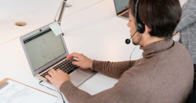 Cidadão utilizando serviços públicos digitais em plataforma governamental no Brasil, com foco em acessibilidade e eficiência