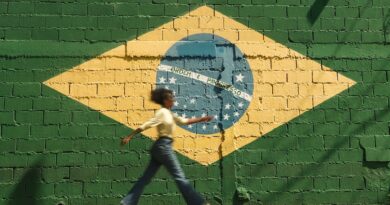 Representação visual da regulação de plataformas digitais no Brasil, com elementos de eleições e combate à desinformação.