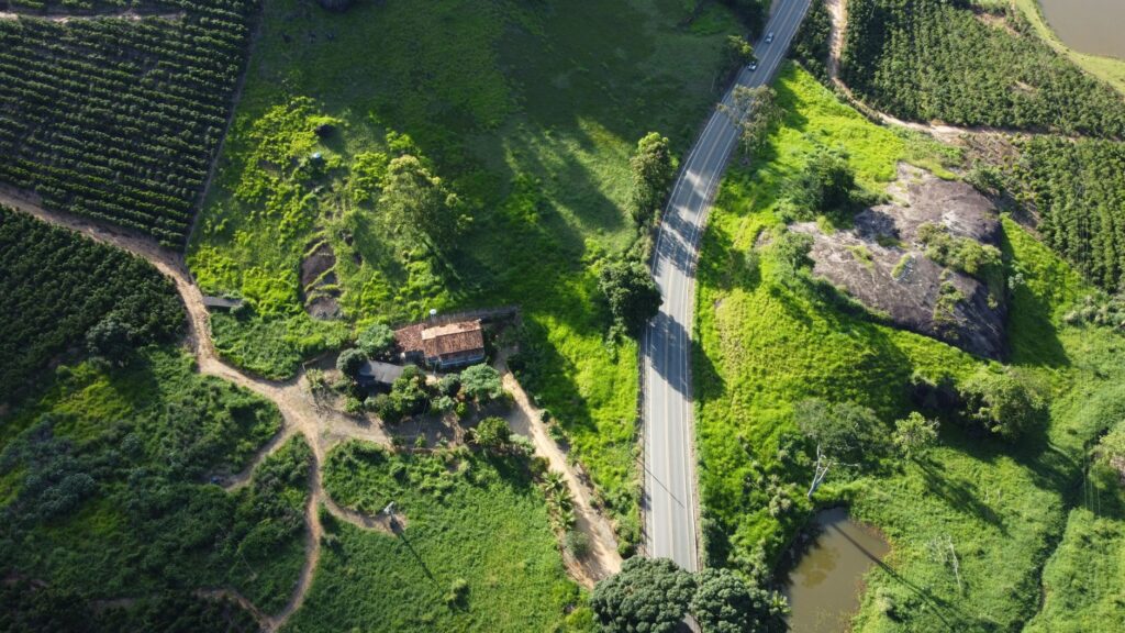 Edifícios modernos com elementos verdes e gráficos financeiros, simbolizando o financiamento sustentável no Brasil.