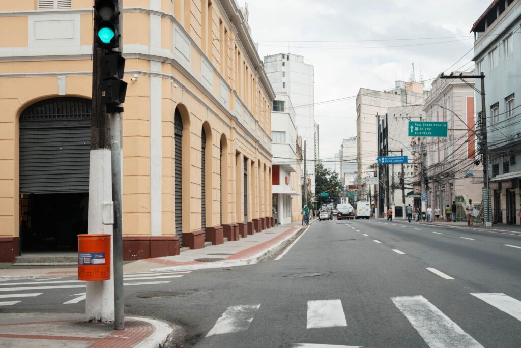 Profissionais de saúde em hospital público do SUS no Brasil, representando o desafio da sustentabilidade do sistema