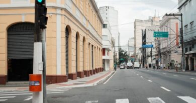 Profissionais de saúde em hospital público do SUS no Brasil, representando o desafio da sustentabilidade do sistema