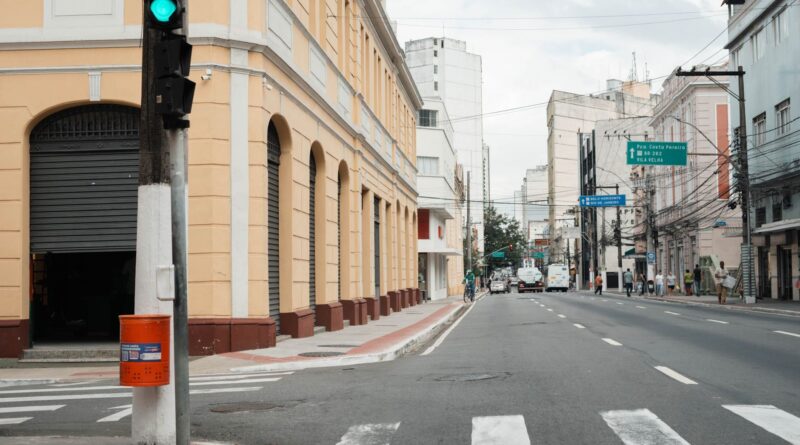 Profissionais de saúde em hospital público do SUS no Brasil, representando o desafio da sustentabilidade do sistema