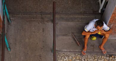 Trabalhadores informais em atividade no Brasil, representando o desafio da informalidade econômica.