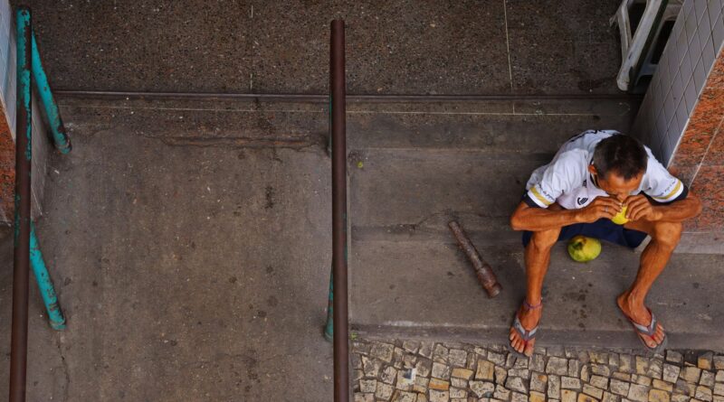 Trabalhadores informais em atividade no Brasil, representando o desafio da informalidade econômica.