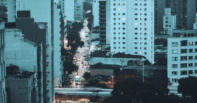 Representação da modernização da gestão pública brasileira com a nova lei de licitações, com elementos de tecnologia e transparência.
