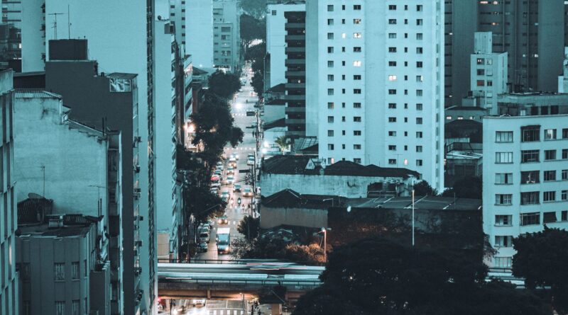 Representação da modernização da gestão pública brasileira com a nova lei de licitações, com elementos de tecnologia e transparência.
