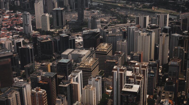 Profissionais trabalhando em um ambiente governamental moderno, simbolizando a gestão de talentos no serviço público brasileiro.