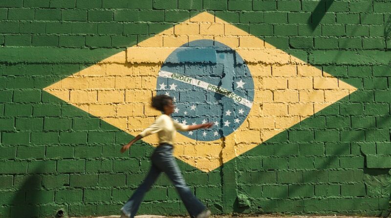 Mãos de uma pessoa idosa recebendo ajuda ou doação, simbolizando assistência social no Brasil.
