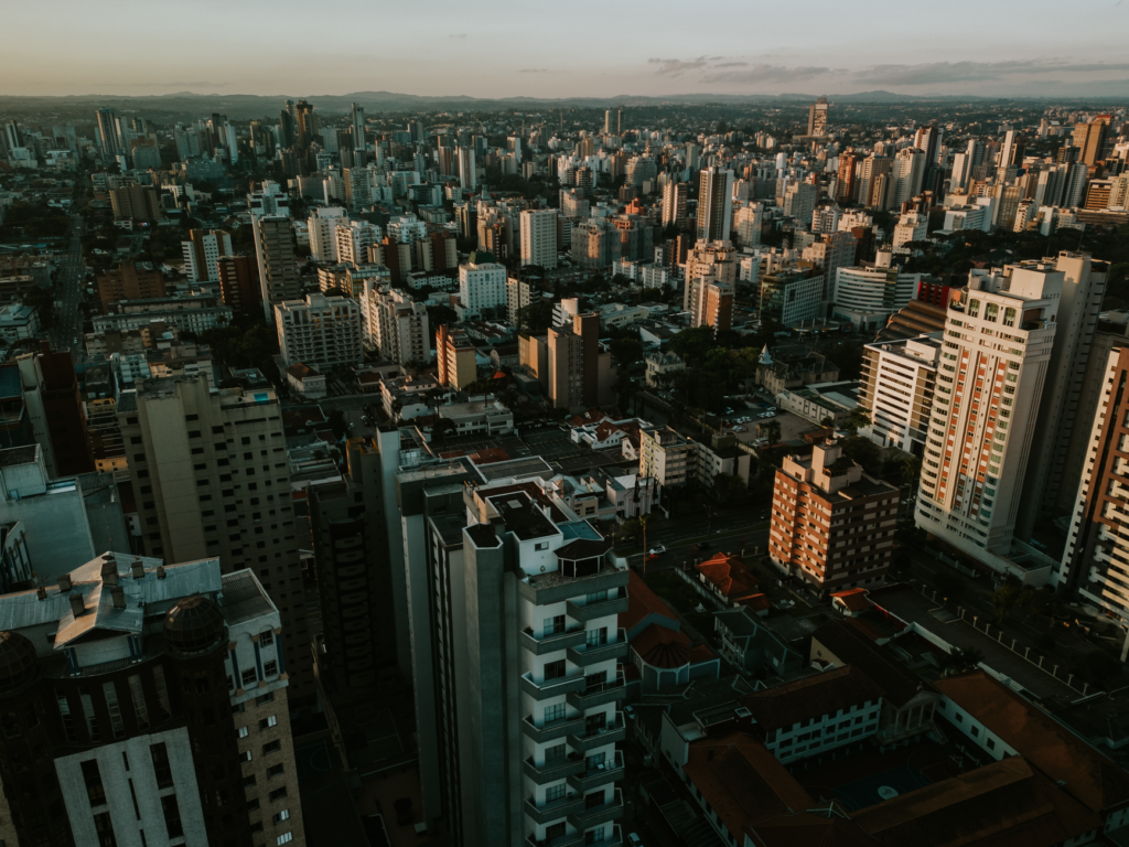 Painéis solares em telhados de casas e edifícios no Brasil, representando a geração distribuída de energia
