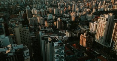 Painéis solares em telhados de casas e edifícios no Brasil, representando a geração distribuída de energia