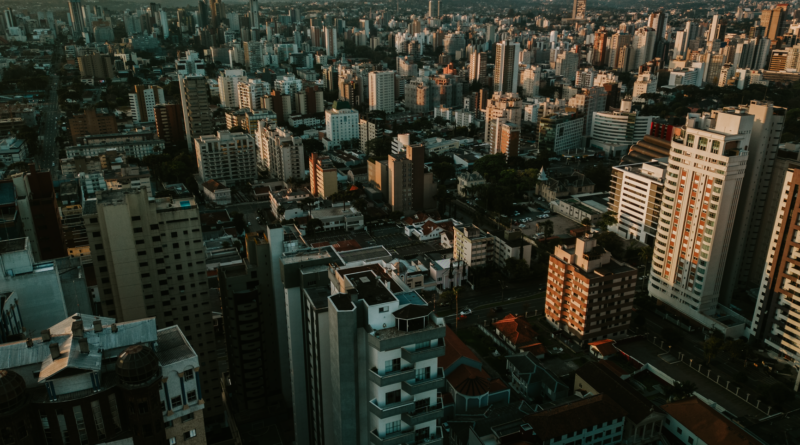 Painéis solares em telhados de casas e edifícios no Brasil, representando a geração distribuída de energia
