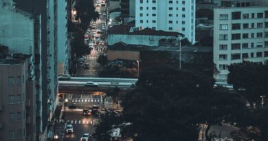 Vista aérea de uma cidade brasileira com tráfego intenso e transporte público em movimento, simbolizando os desafios da mobilidade urbana.