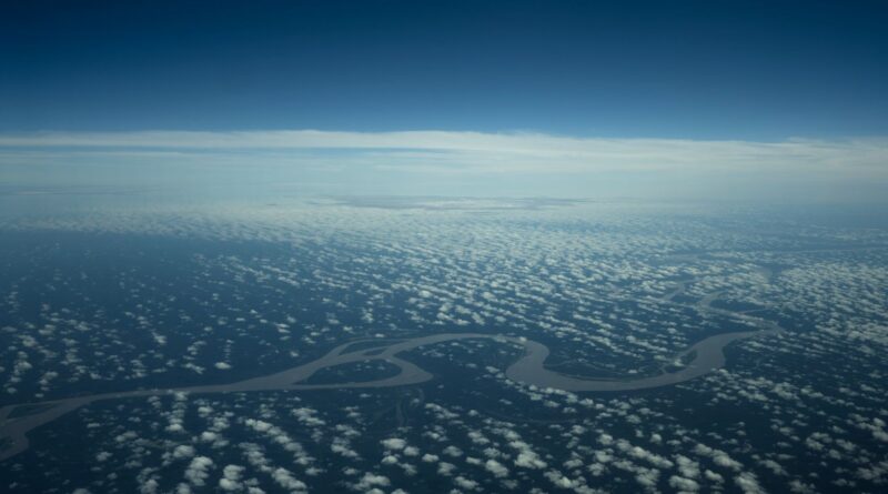 Vista aérea da floresta amazônica durante uma operação de fiscalização ambiental com presença de forças federais.