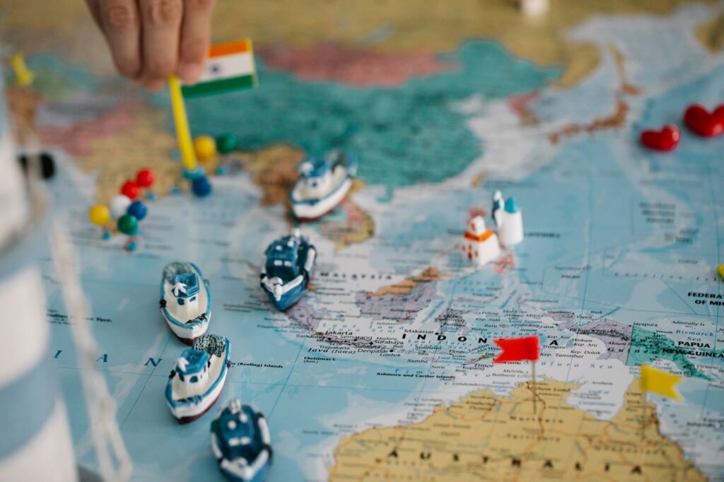 Bandeiras dos países membros do BRICS+ sobrepostas a um mapa-múndi, simbolizando a influência geopolítica e econômica do bloco em 2026.