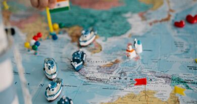 Bandeiras dos países membros do BRICS+ sobrepostas a um mapa-múndi, simbolizando a influência geopolítica e econômica do bloco em 2026.