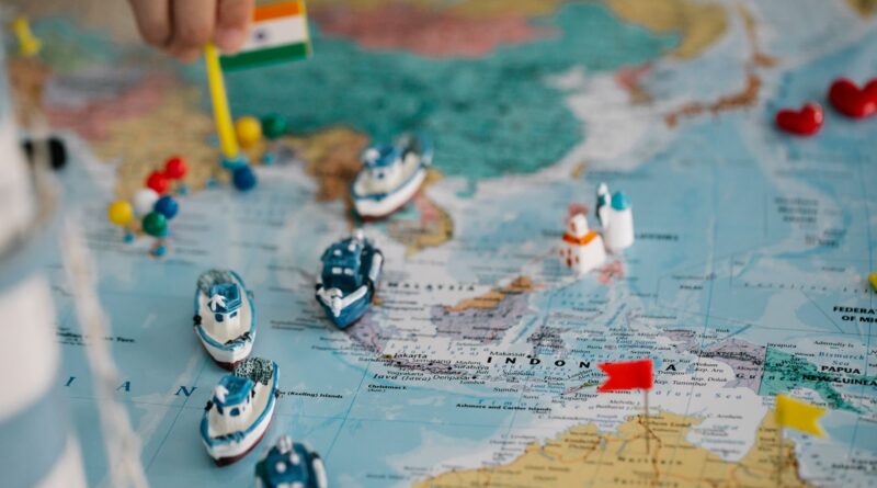 Bandeiras dos países membros do BRICS+ sobrepostas a um mapa-múndi, simbolizando a influência geopolítica e econômica do bloco em 2026.