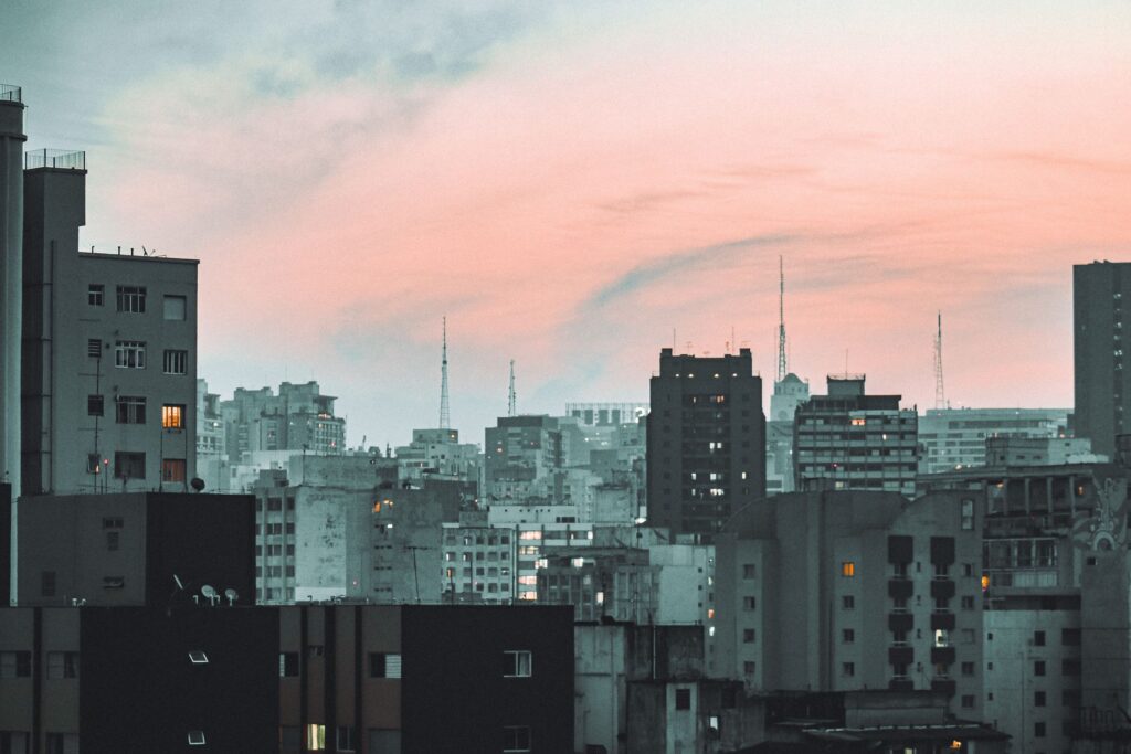 Edifícios governamentais representando a federação brasileira e a complexidade da coordenação entre os entes