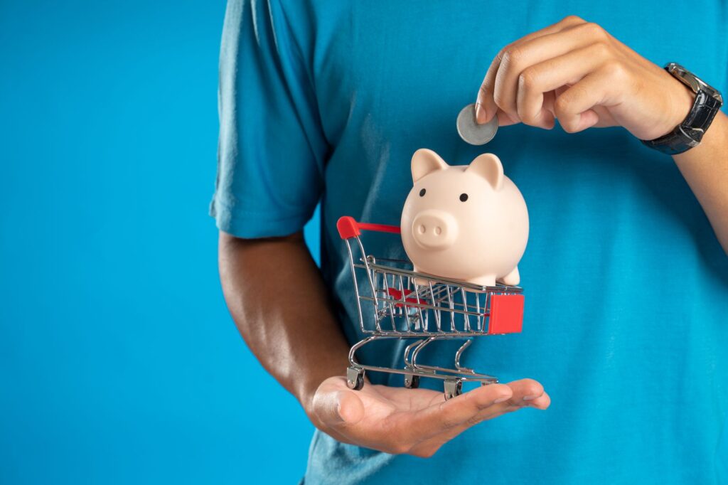 Mulher brasileira analisando preços em supermercado e empresário de pequena empresa revisando finanças