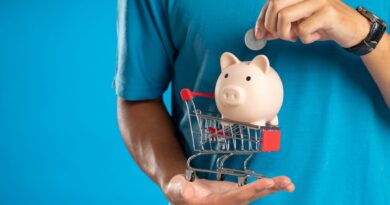 Mulher brasileira analisando preços em supermercado e empresário de pequena empresa revisando finanças