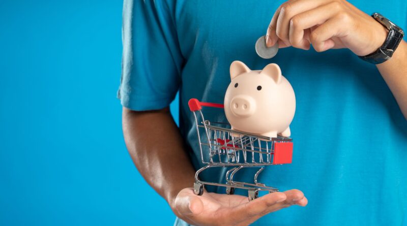 Mulher brasileira analisando preços em supermercado e empresário de pequena empresa revisando finanças