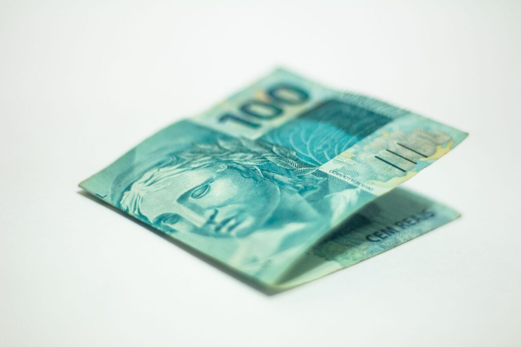 Gráfico de finanças públicas com bandeira do Brasil ao fundo, simbolizando o arcabouço fiscal e a economia brasileira em 2026