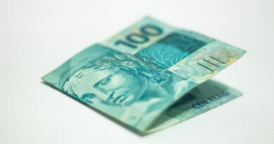 Gráfico de finanças públicas com bandeira do Brasil ao fundo, simbolizando o arcabouço fiscal e a economia brasileira em 2026