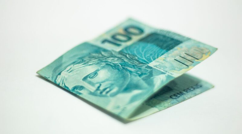 Gráfico de finanças públicas com bandeira do Brasil ao fundo, simbolizando o arcabouço fiscal e a economia brasileira em 2026