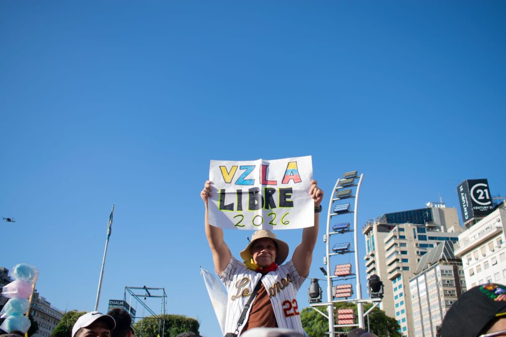 Urna eletrônica, bandeira do Brasil e símbolos de justiça, representando as eleições de 2026 e a atuação da Justiça Eleitoral.