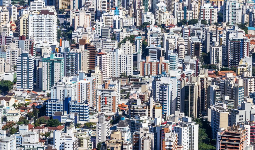 Prédios governamentais brasileiros simbolizando a saúde fiscal de estados e municípios