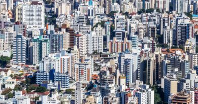 Prédios governamentais brasileiros simbolizando a saúde fiscal de estados e municípios