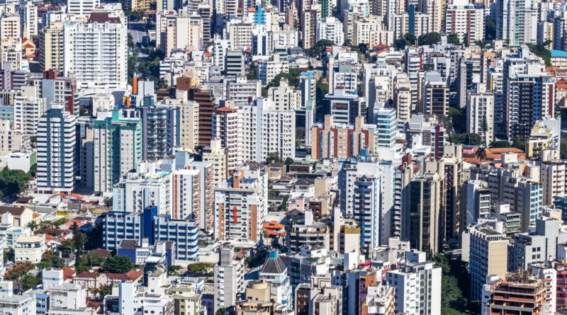 Prédios governamentais brasileiros simbolizando a saúde fiscal de estados e municípios