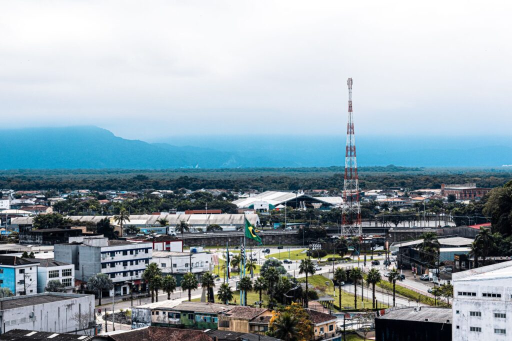 Rodovia brasileira em bom estado, simbolizando a necessidade de investimento em infraestrutura de transporte.