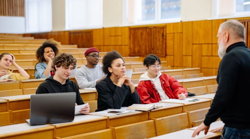 Estudantes em um campus universitário público no Brasil, simbolizando o futuro da educação e pesquisa.