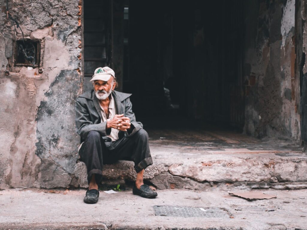 Idosos e jovens em frente a um gráfico financeiro, simbolizando o desafio da sustentabilidade da Previdência Social no Brasil em 2026
