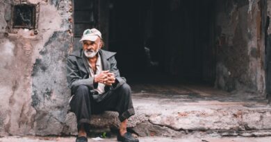 Idosos e jovens em frente a um gráfico financeiro, simbolizando o desafio da sustentabilidade da Previdência Social no Brasil em 2026