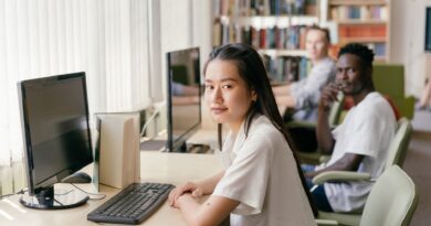 Alunos brasileiros em sala de aula, com professor, interagindo em ambiente de aprendizado moderno