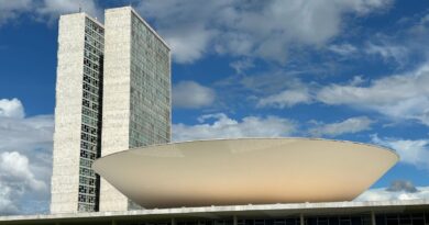 Vista aérea do Congresso Nacional em Brasília, com foco na cúpula da Câmara dos Deputados e do Senado Federal, simbolizando o período eleitoral de 2026.