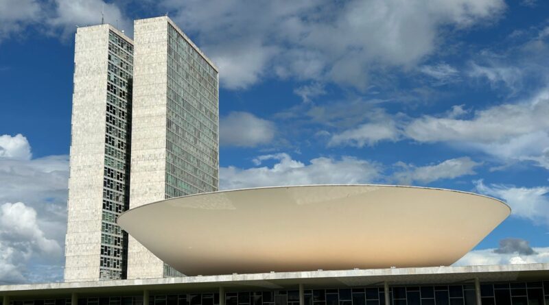 Vista aérea do Congresso Nacional em Brasília, com foco na cúpula da Câmara dos Deputados e do Senado Federal, simbolizando o período eleitoral de 2026.