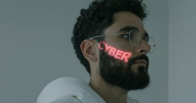 Representação digital de segurança cibernética com elementos de proteção e um mapa do Brasil ao fundo, simbolizando a ameaça digital e a defesa nacional.