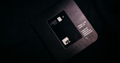 Representação visual de segurança cibernética e ameaças digitais, com elementos de tecnologia e finanças