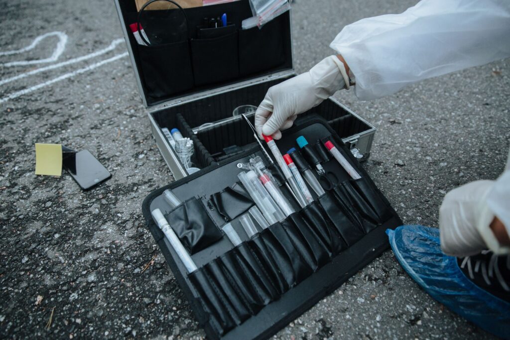 Cientistas forenses trabalhando em um laboratório moderno com equipamentos de alta tecnologia no Brasil