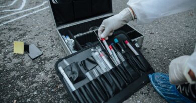 Cientistas forenses trabalhando em um laboratório moderno com equipamentos de alta tecnologia no Brasil