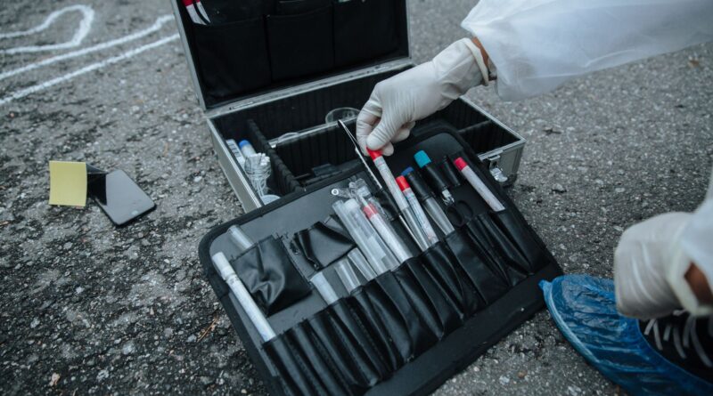 Cientistas forenses trabalhando em um laboratório moderno com equipamentos de alta tecnologia no Brasil