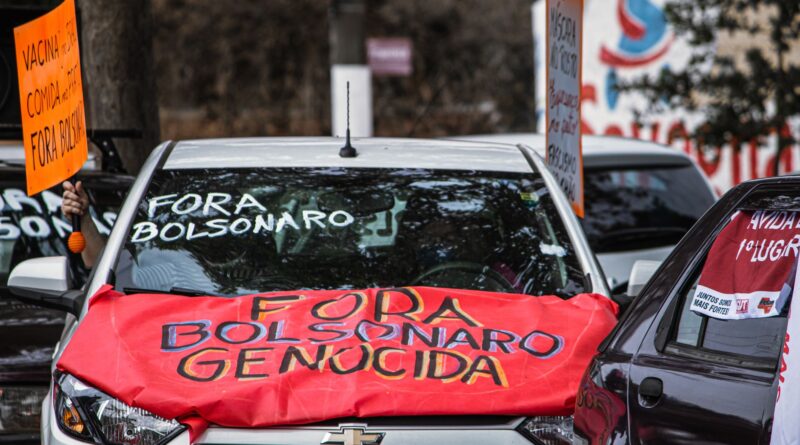 Balança da justiça com a bandeira do Brasil ao fundo, simbolizando a luta contra a corrupção e a busca por integridade.