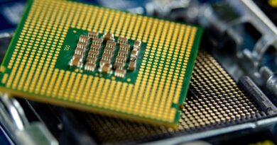 Linha de produção de microchips ou fábrica de manufatura avançada, simbolizando a busca por soberania tecnológica no Brasil