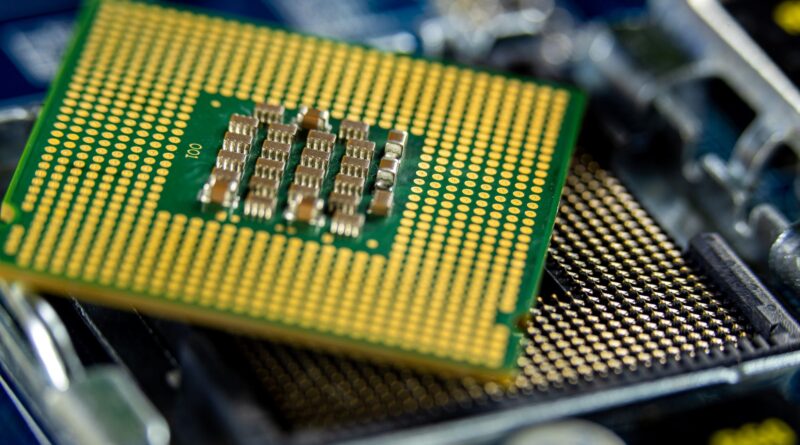 Linha de produção de microchips ou fábrica de manufatura avançada, simbolizando a busca por soberania tecnológica no Brasil