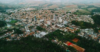 Pessoas trabalhando em um ambiente moderno de startup, com telas de computador e elementos de inovação, representando o ecossistema brasileiro de tecnologia.