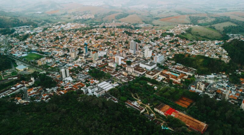 Pessoas trabalhando em um ambiente moderno de startup, com telas de computador e elementos de inovação, representando o ecossistema brasileiro de tecnologia.