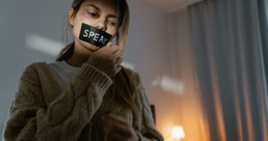Mulher buscando ajuda, simbolizando a luta contra a violência doméstica no Brasil.